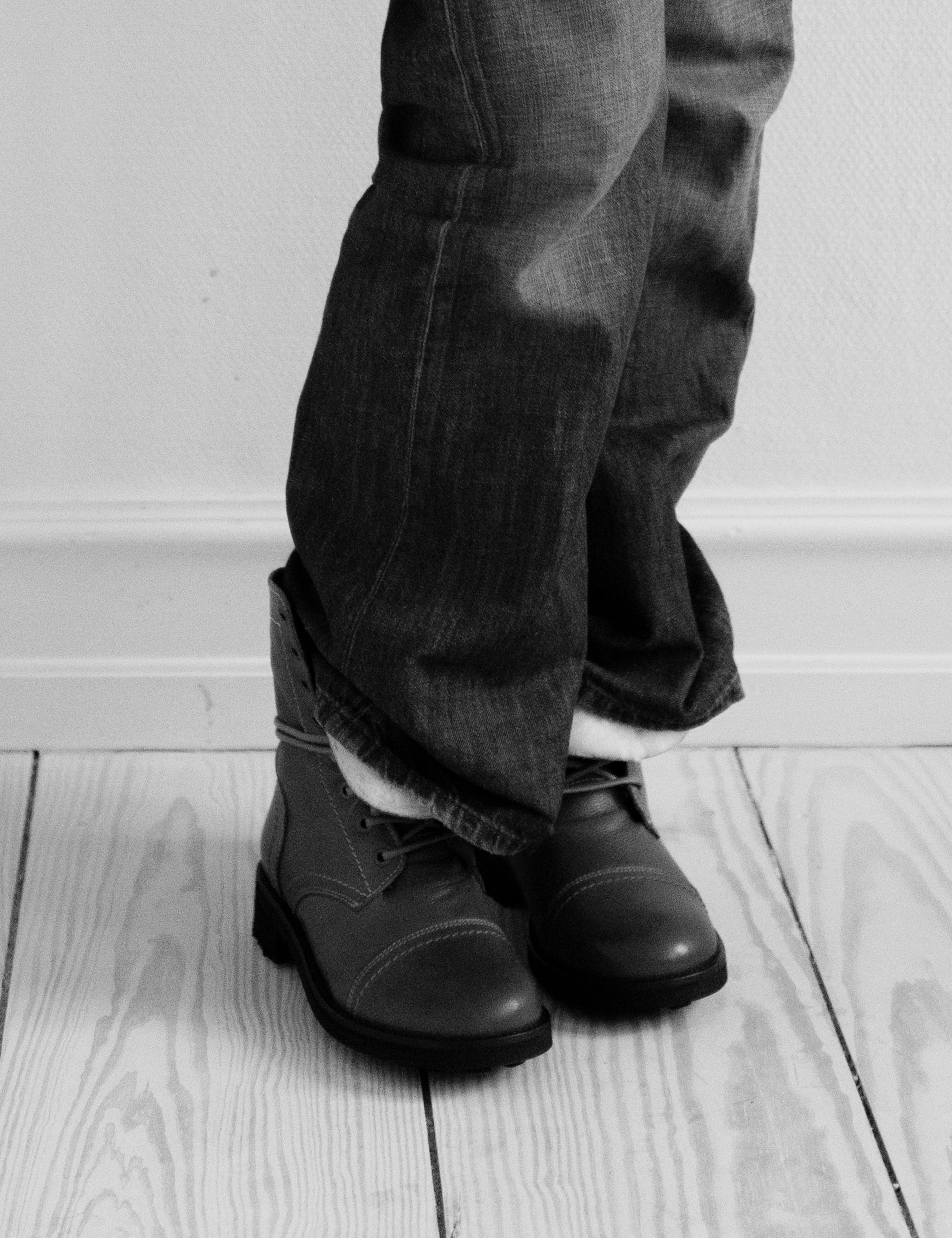 Army Boot In Black Grained Calfskin With Shearling Fur Lining - Image 3