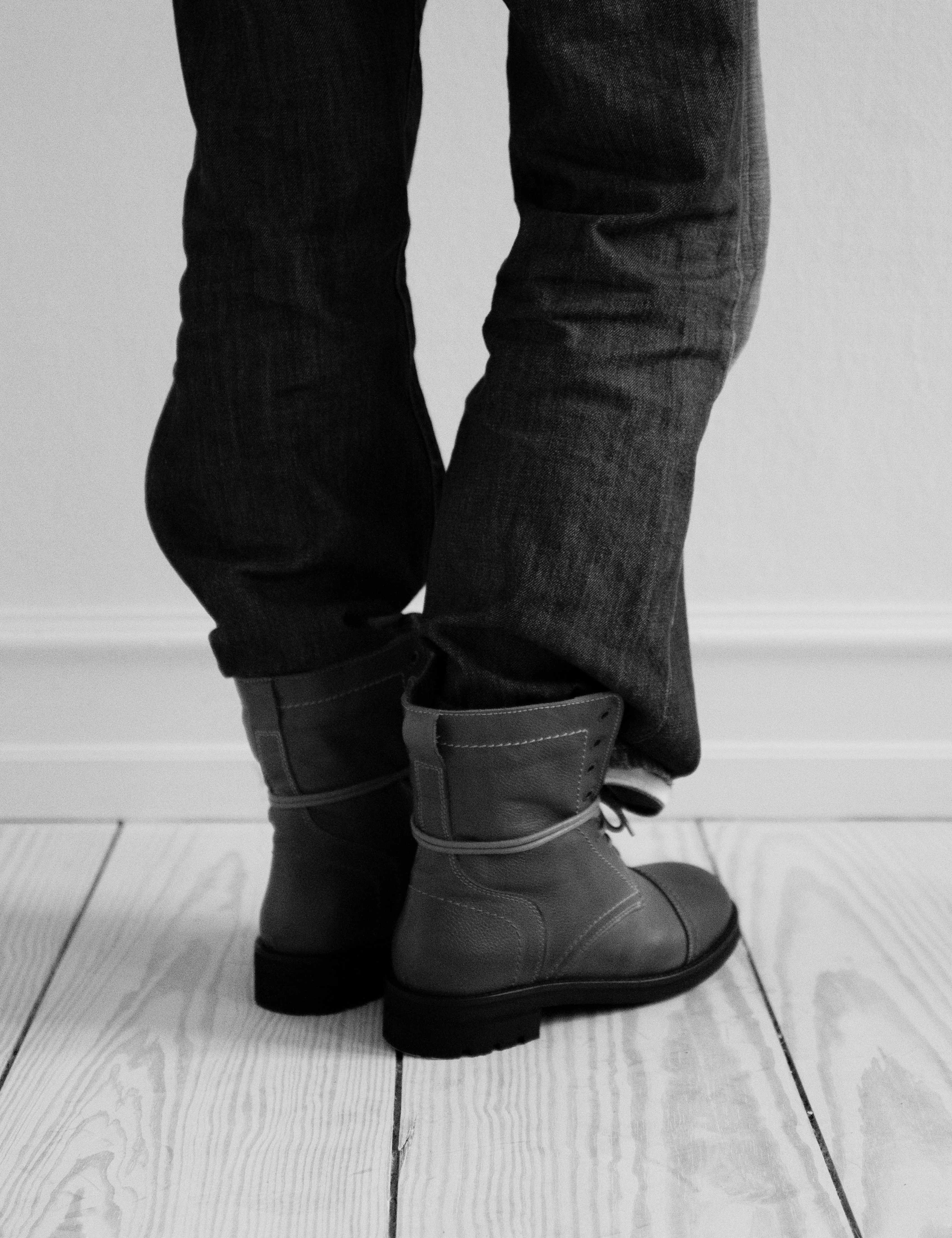 Army Boot In Black Grained Calfskin With Shearling Fur Lining - Image 4